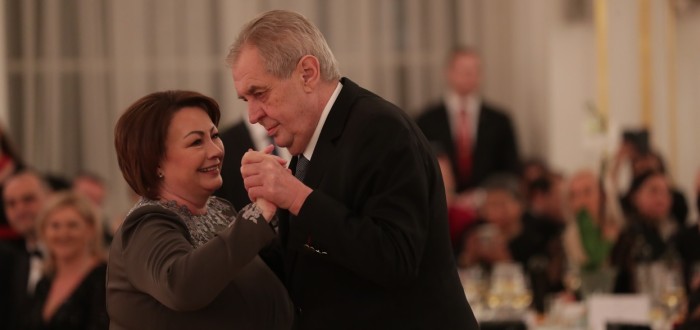 Manželka prezidenta Zemana se v roli první dámy prozatím v ukrajinské otázce nijak neangažuje. Neměla by jít v rámci pomoci příkladem?