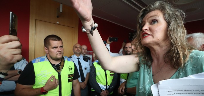 Jana Peterková u soudu. Situaci musel opět uklidňovat antikonfliktní tým