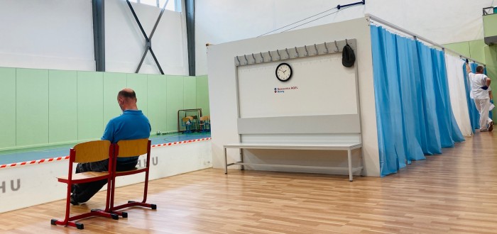 Vláda se konečně začala zabývat otázkou, proč se Češi nehrnou do vakcinačních center