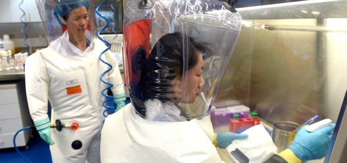 Je možné, že za rozšířením koronaviru je opravdu čínská laboratoř?