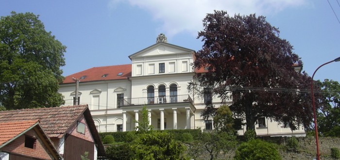 Zámek Habrovany byl v roce 1943 školicím střediskem Kuratoria pro výchovu mládeže