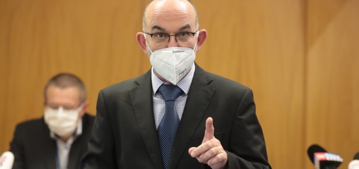 Ministr Blatný se pochválil za zvládnutý centrální registrační systém. Ten ale nefunguje, nejsou napojena všechna registrační místa a systém padá. Zaslání PIN pomocí SMS trvá i hodiny. Senioři mu navíc nerozumí