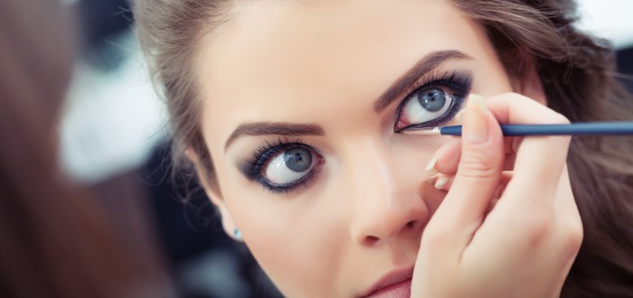 Silná černá linka nám může nejen přidat několik let navíc, ale také nám opticky zmenšit oči