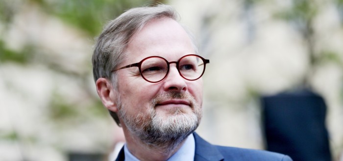 Premiér Petr Fiala pochopil, že prezident Zeman k lidem v těžké době nepromluví. A tak si vzal "mimořádné slovo"