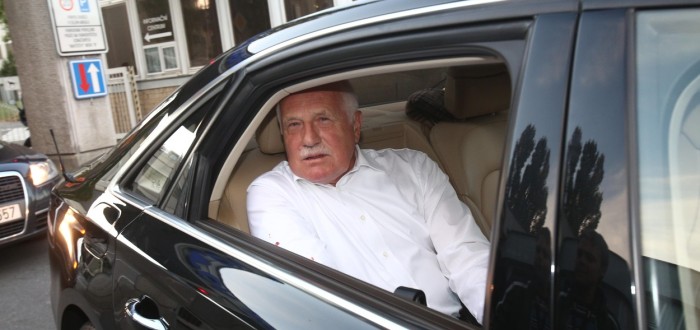 Václav Klaus na cestě do nemocnice 28. 9. 2012