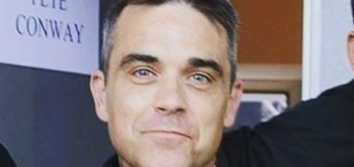 Zpěvák Robbie Williams si jeden čas prošel peklem. Kamarádíčkoval se s drogami