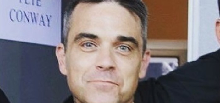 Zpěvák Robbie Williams si jeden čas prošel peklem. Kamarádíčkoval se s drogami