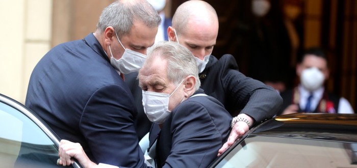 Prezident Zeman chce více létat, ale má to podmínku. Najít dodavatele služby, která mu zajistí důstojný nástup do letadla