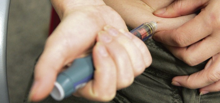 Inzulin nelze podávat ústy, protože bílkovinná molekula inzulinu se činností enzymů v trávicím ústrojí rozštěpí na kratší peptidy, a tím se jeho katalytický účinek deaktivuje
