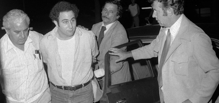 Policie eskortuje spoutaného Davida Berkowitze na velitelství na dolním Manhattanu