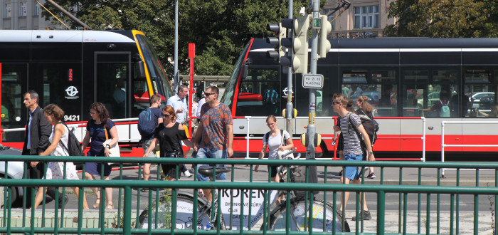 Na velmi malém prostoru se zde střetává velký počet lidí, aut a tramvají