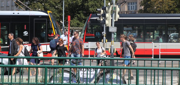 Na velmi malém prostoru se zde střetává velký počet lidí, aut a tramvají