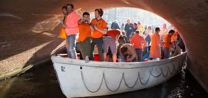Party během oslav Králova dne probíhají i na kanálech v Amsterdamu