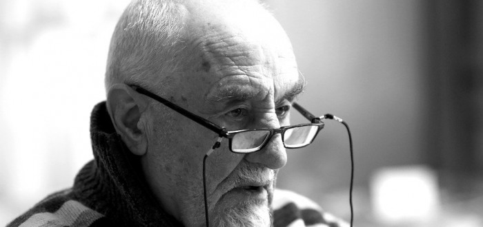 V současné době mnoho seniorů trápí samota