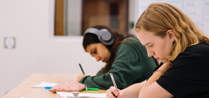 Mohou z nich být "ti s úřední maturitou" podobně jako "ti právníci z Plzně"