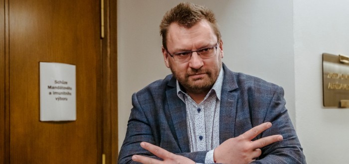 Lubomír Volný se do budovy ČT nedostal, odmítl si nasadit roušku