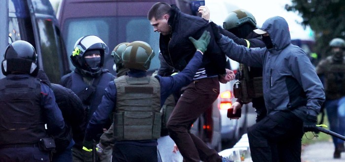 Protesty, zatýkání, mlácení lidí, vězení...takový běžný den v současném Bělorusku