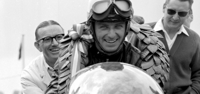Ernst Degner se vítězně usmívá poté, co dojel na svém japonském Suzuki k triumfu v závodě na okruhu Brands Hatch International