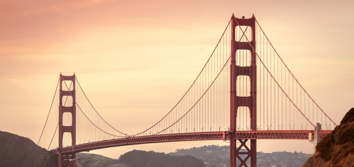 Golden Gate Bridge je natřen překvapivě na oranžovou barvu, aby byl dobře viditelný pro lodě