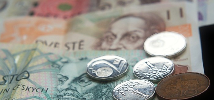 Lidé se dostávají do finanční tísně, banky jim vycházejí vstříc
