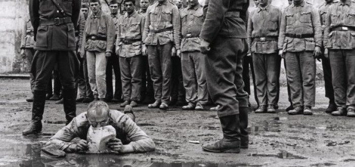 Záběr z filmu „Žert“ přesvědčivě ukazuje poměry v někdejší lidové armádě