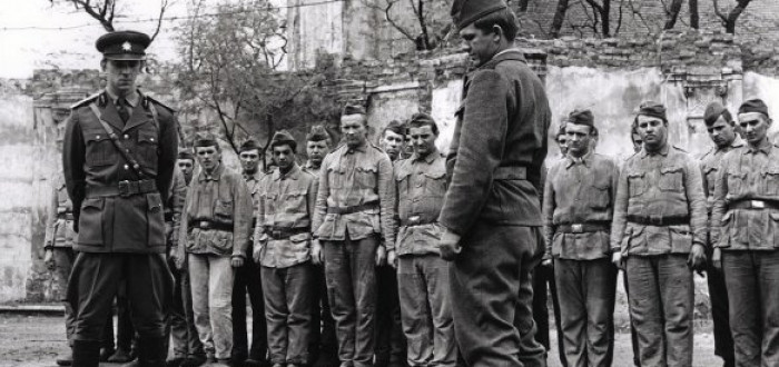 Záběr z filmu „Žert“ přesvědčivě ukazuje poměry v někdejší lidové armádě
