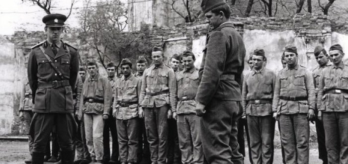 Záběr z filmu „Žert“ přesvědčivě ukazuje poměry v někdejší lidové armádě