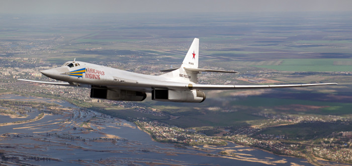 Ruský bombardér Tu-160. Jeho verze M2 bude zřejmě osazena hypersonickými zbraněmi Kinžal, které ničí vybrané ukrajinské cíle