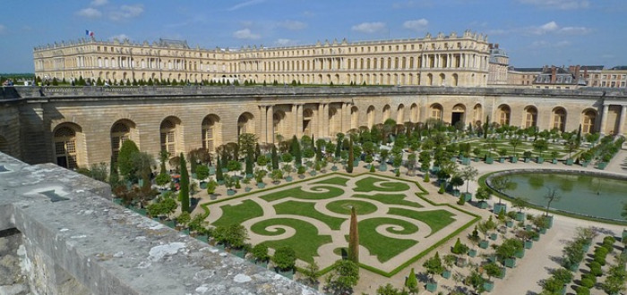 Při stavbě honosného sídla krále architekti zapomněli na záchody