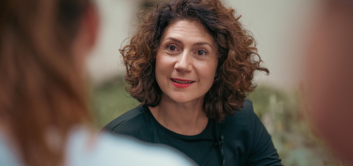 Martha Issová si v novém seriálu zahrála agentku Andreu