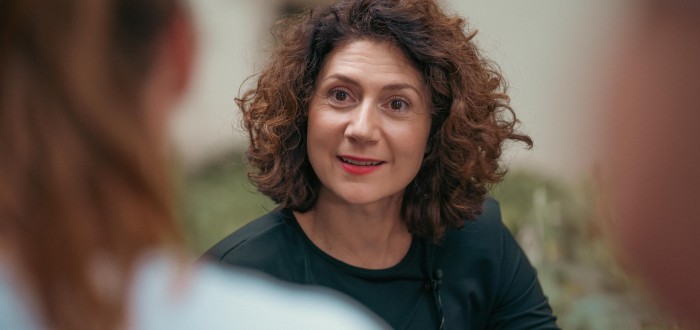 Martha Issová si v novém seriálu zahrála agentku Andreu