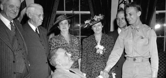 Po „řádění“ na Havaji během japonského útoku byl Welch hrdinou, přijal jej i prezident USA Roosevelt