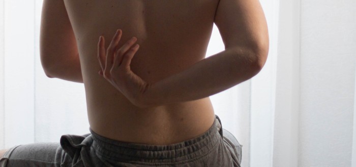 Omikron se mimo jiné projevuje také bolestí zad