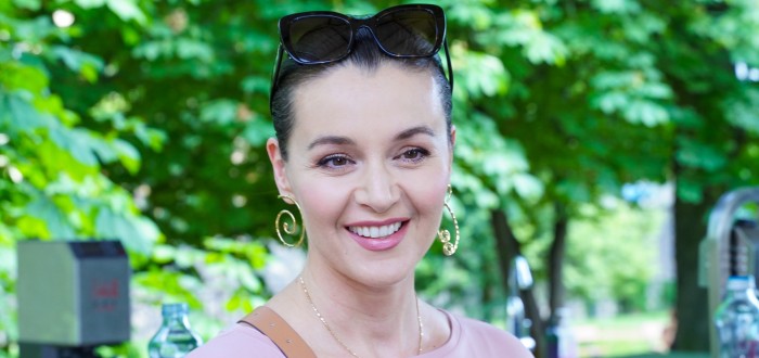 Iva Kubelková se mimo modeling, moderování a herectví věnuje také zpěvu a umění