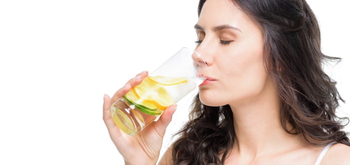 Pravidelné pití vody s citronem mimo jiné podporuje i produkci kolagenu