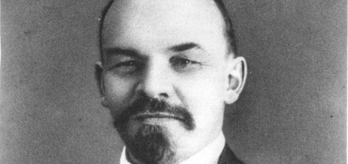 Lenin se svými soudruhy v Rusku provedli úspěšnou revoluci a začali budovat domněle šťastnou socialistickou budoucnost pomocí teroru 