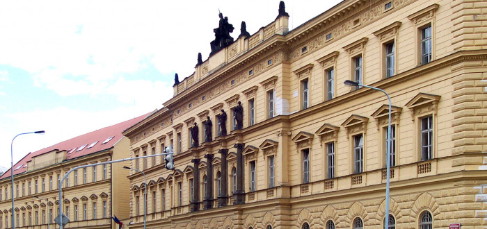 Demonstrace protestující proti trestání za znásilnění byla i u budovy Ministerstva spravedlnosti ČR