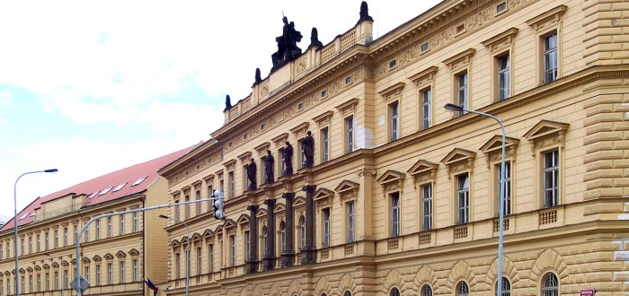 Demonstrace protestující proti trestání za znásilnění byla i u budovy Ministerstva spravedlnosti ČR