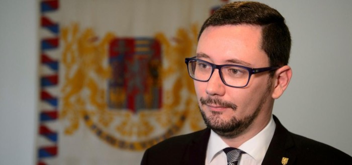Mluvčí Kanceláře prezidenta republiky Jiří Ovčáček bojoval proti novinářům. Teď do té žumpy spadl také