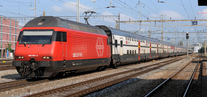 Lokomotiva SBB 460 064 se soupravou patrových vozů ve stanici Mythen