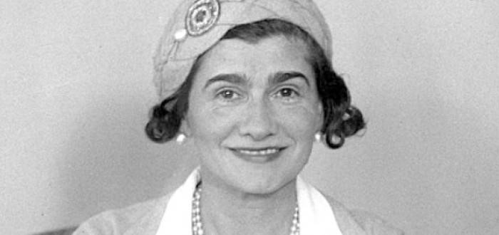 S Coco Chanel se život nikdy nemazlil. Ona sama neměla skrupule a šla si tvrdě za svým