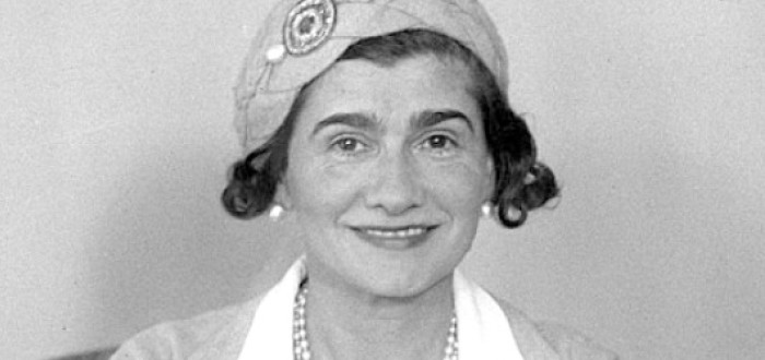 S Coco Chanel se život nikdy nemazlil. Ona sama neměla skrupule a šla si tvrdě za svým