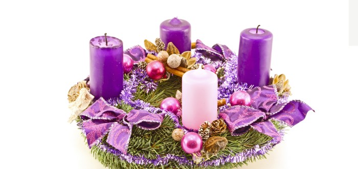 Tři svíčky na adventním věnci by měly mít fialovou barvu a jedna růžovou