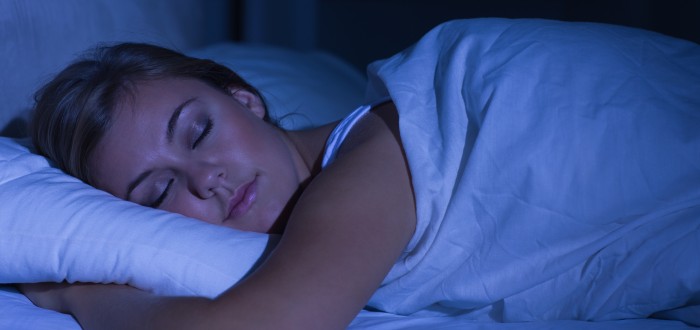 Vysoký krevní tlak může zhoršit i to, jak spíte. Konkrétně nadměrné vystavení světlu během noci