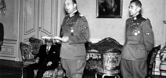 K. H. Frank (vpravo), říšský protektor Kurt Daluege, státní president Emil Hácha (sedící) na Pražském hradě