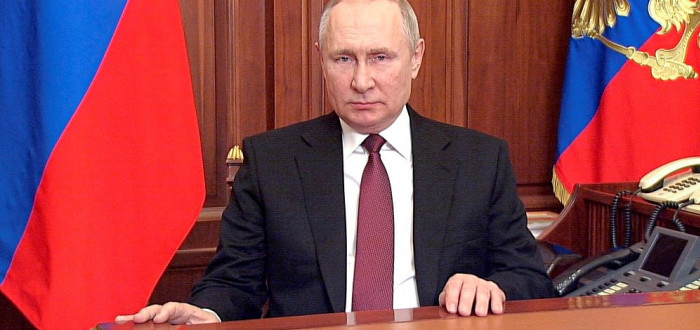 Putin zase rozvířil spekulace o svém zdraví. Tentokrát hrají hlavní roli jeho ruce