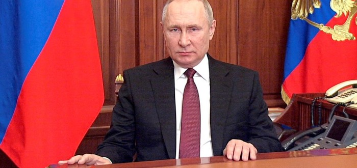 Putin zase rozvířil spekulace o svém zdraví. Tentokrát hrají hlavní roli jeho ruce