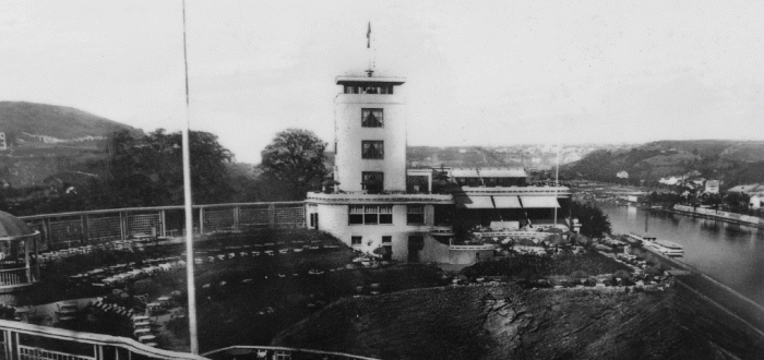 Nádherná funkcionalistická stavba na obrázku z roku 1930