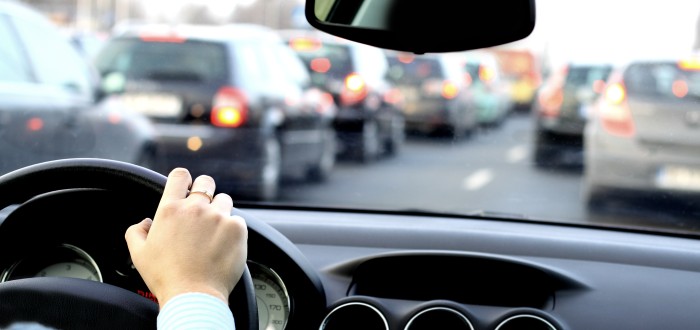 V dopravní zácpě si nikdy nezapomeňte auto zamknout