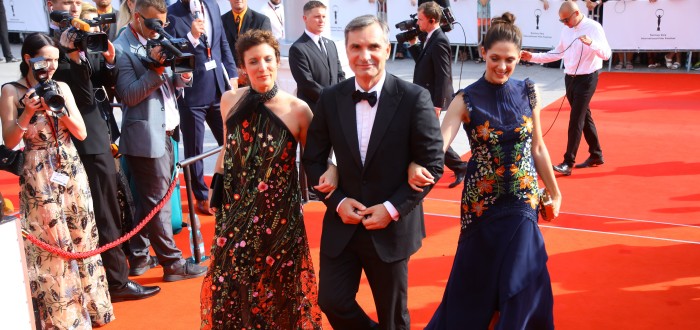 Herec Jiří Macháček se na jednom z ročníků filmového festivalu ve Varech vykoupal v řece spolu se svými hereckými kolegyněmi